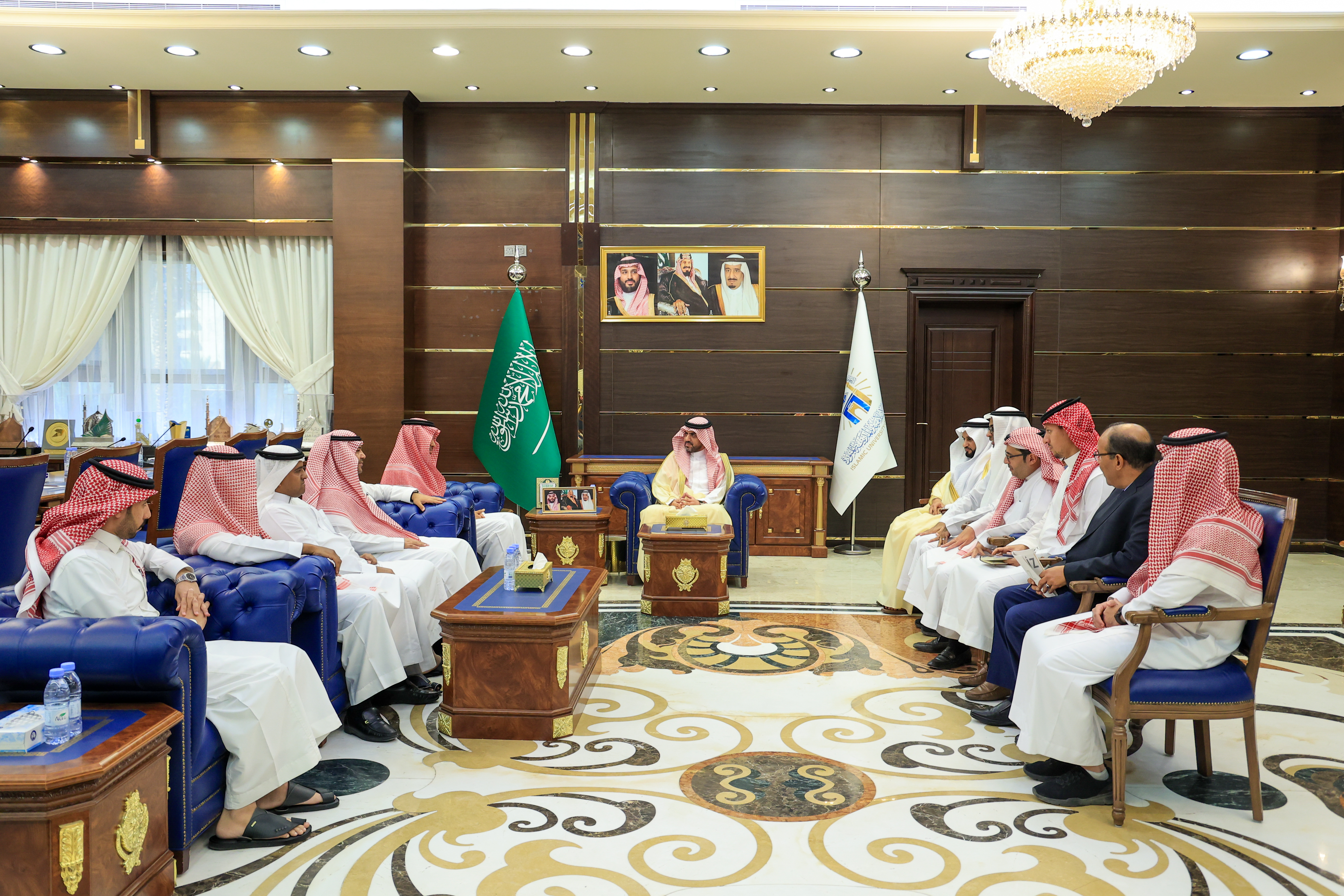 رئيس الجامعة الإسلامية د. صالح بن علي العقلا، يستقبل وفدًا من وزارة الداخلية، والمديرية العامة للجوازات.